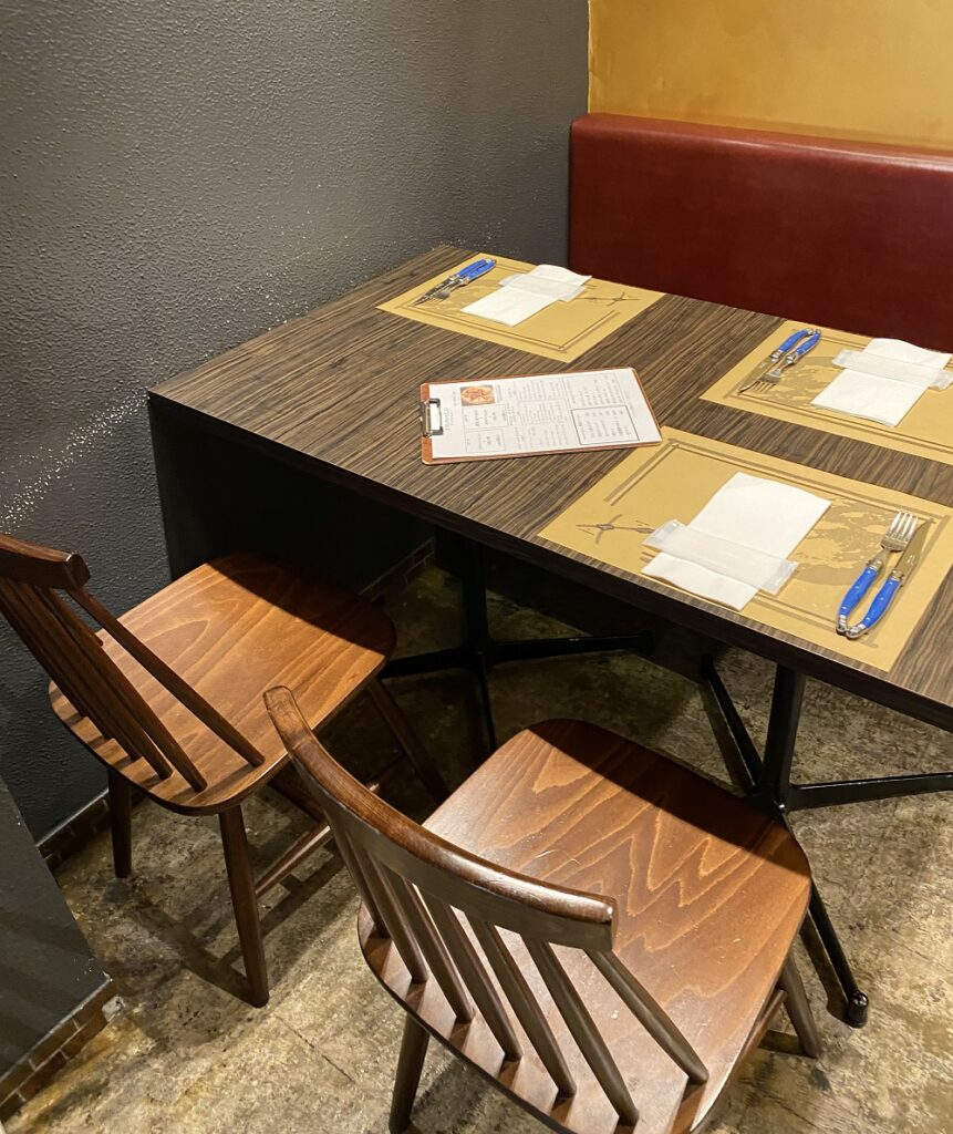 席はテーブル席を予約