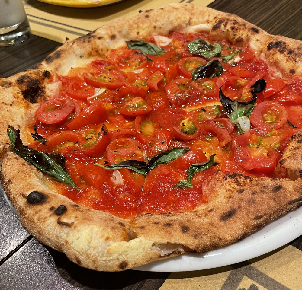 トマト・ニンニク・オレガノのピザ