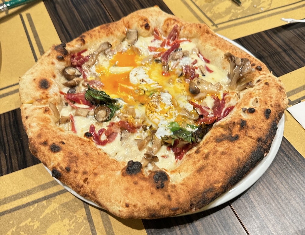ビスマルク（ハム・キノコ・卵）のピザ