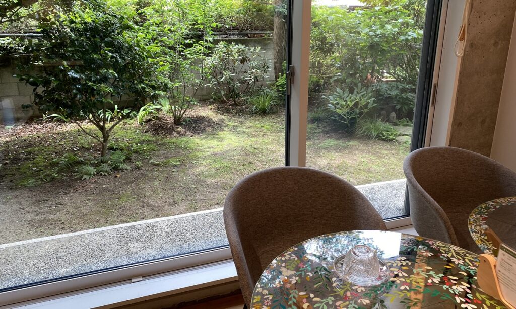 店内からの外の景色