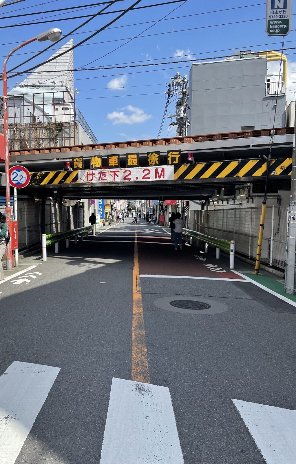 こちらの線路には東横線が走ります。電車好きにはたまらない映えポイントです。場所はひかり街と自由が丘デパートの間にあります。