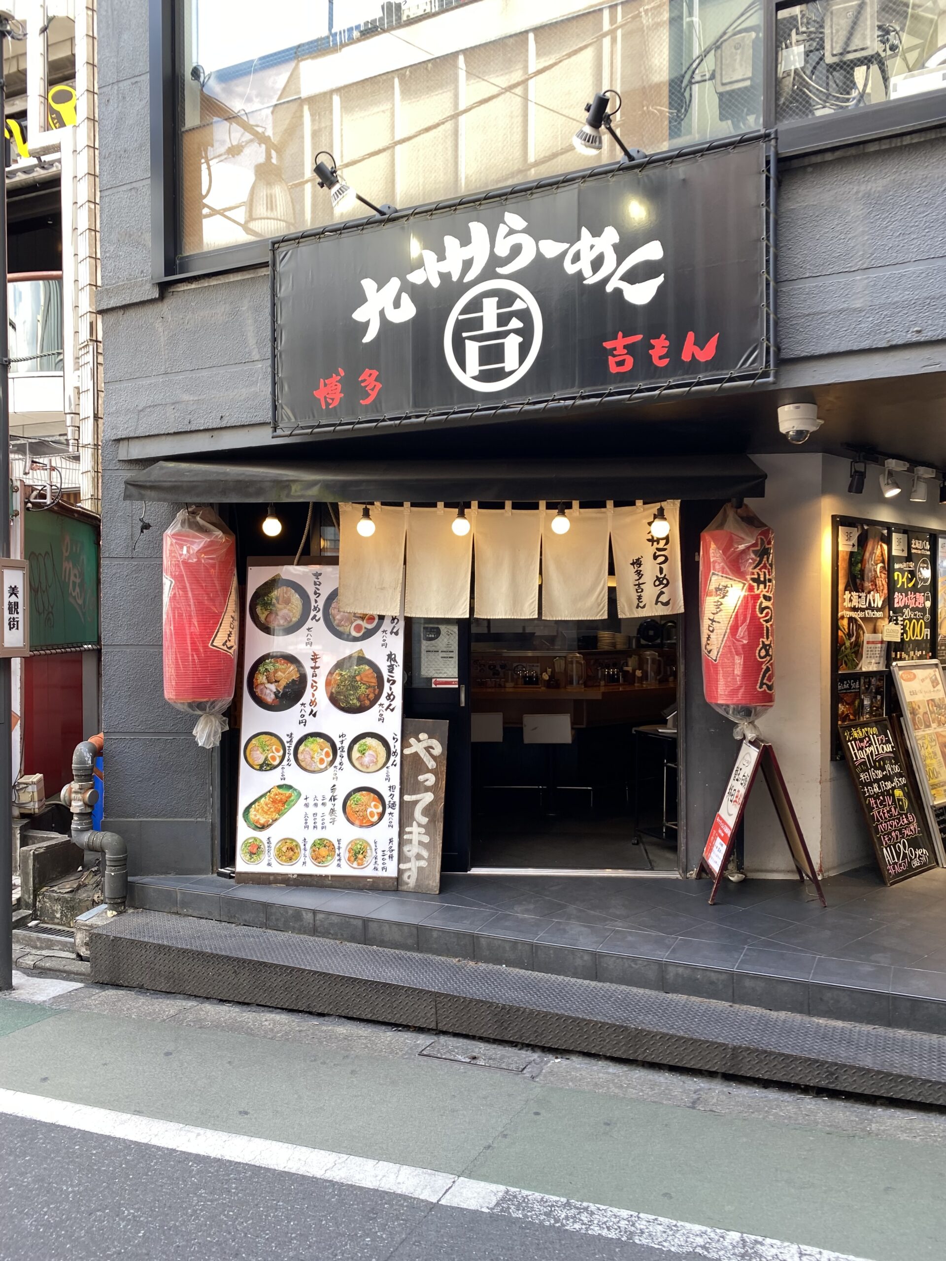 豚骨ラーメンの「博多吉もん」駅から10秒！自由が丘には珍しく深夜営業をされているお店です。〆のラーメンにいかがでしょうか。？