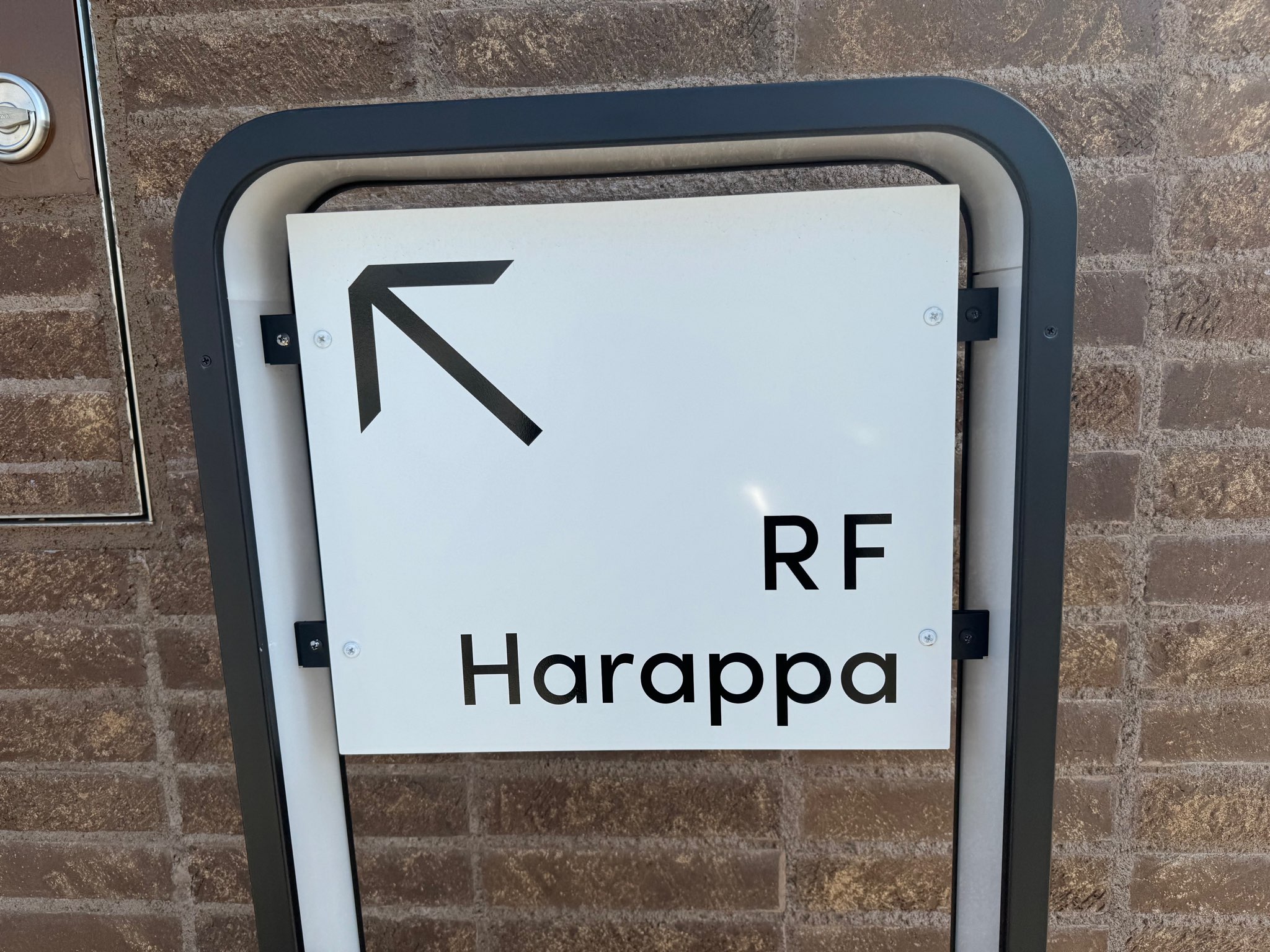 デュアオーネの屋上「Harappa」入口の看板です。ここからは階段で上がります。