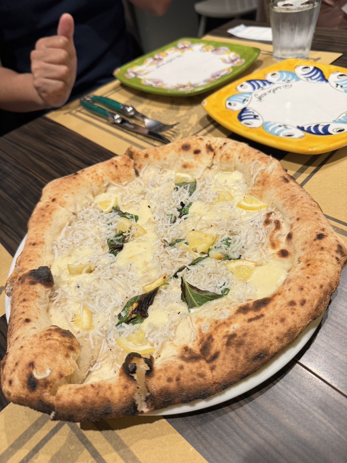 ランチで行ったLA STAZIONE DELLA PIZZA （ラ スタツィオーネ デッラ ピッツァ）のシラスとレモンのピザを頂きました！美味しかったです！