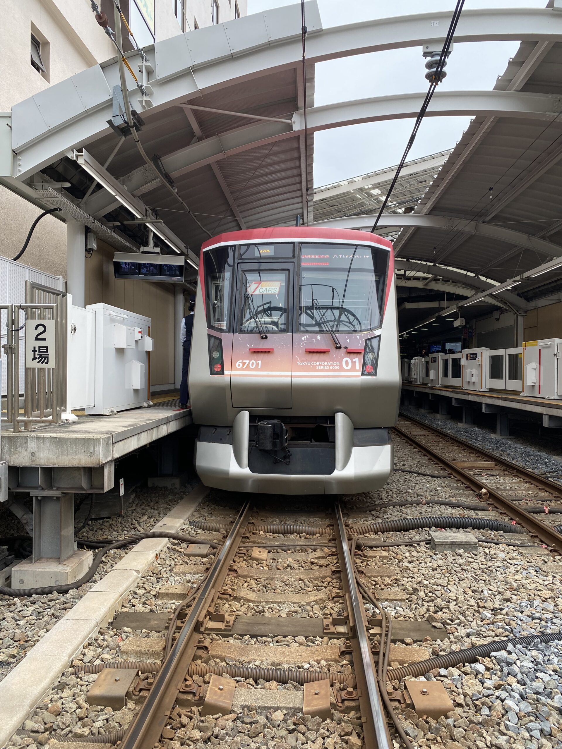 大井町線の列車をこんなに近くから見れちゃうんです。電車好きにはたまらない撮影スポットになります。