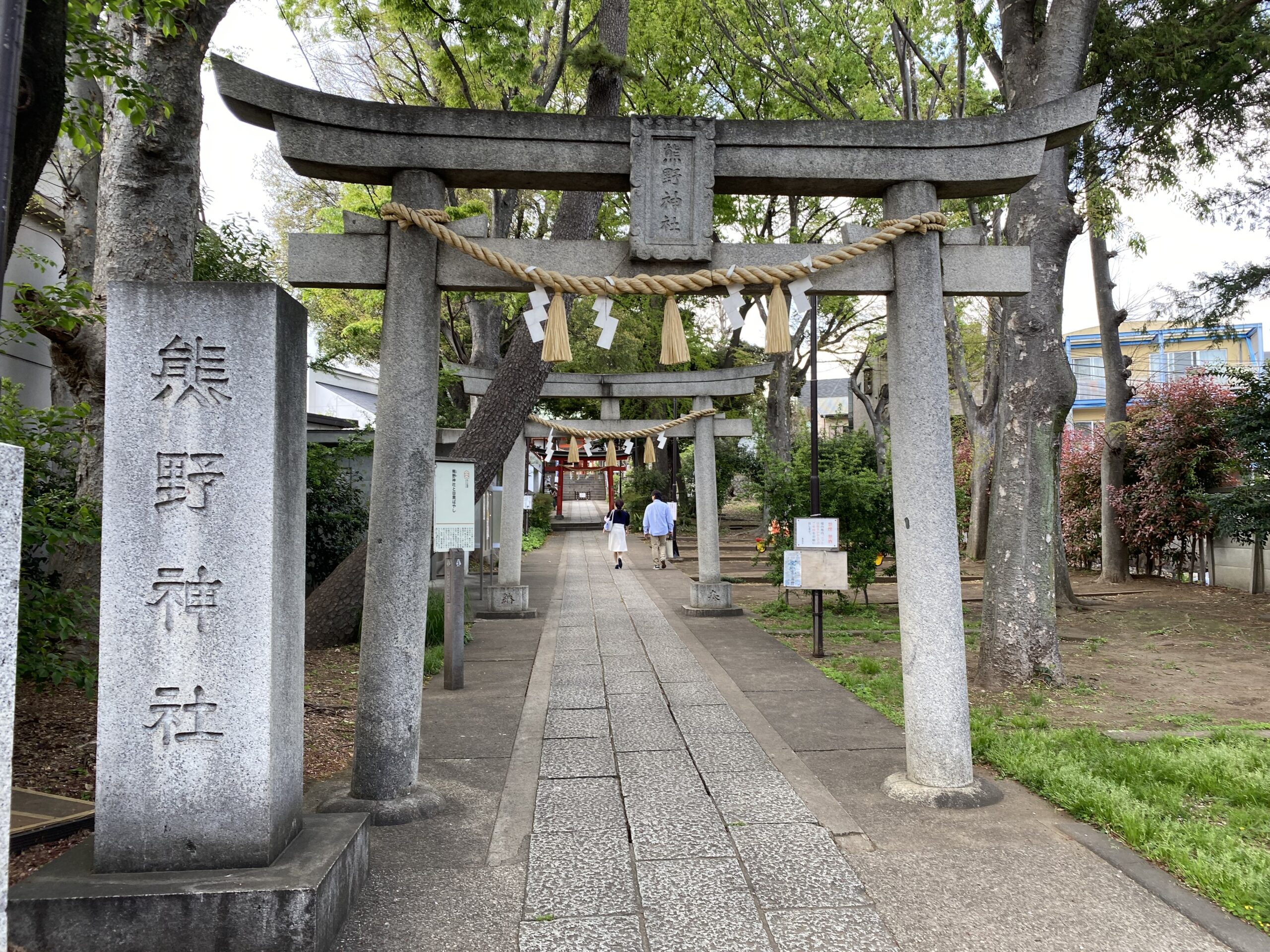 鳥居をくぐってからの参道が素敵な「熊野神社」。毎年9月には五穀豊穣を願うお祭りが開かれます。