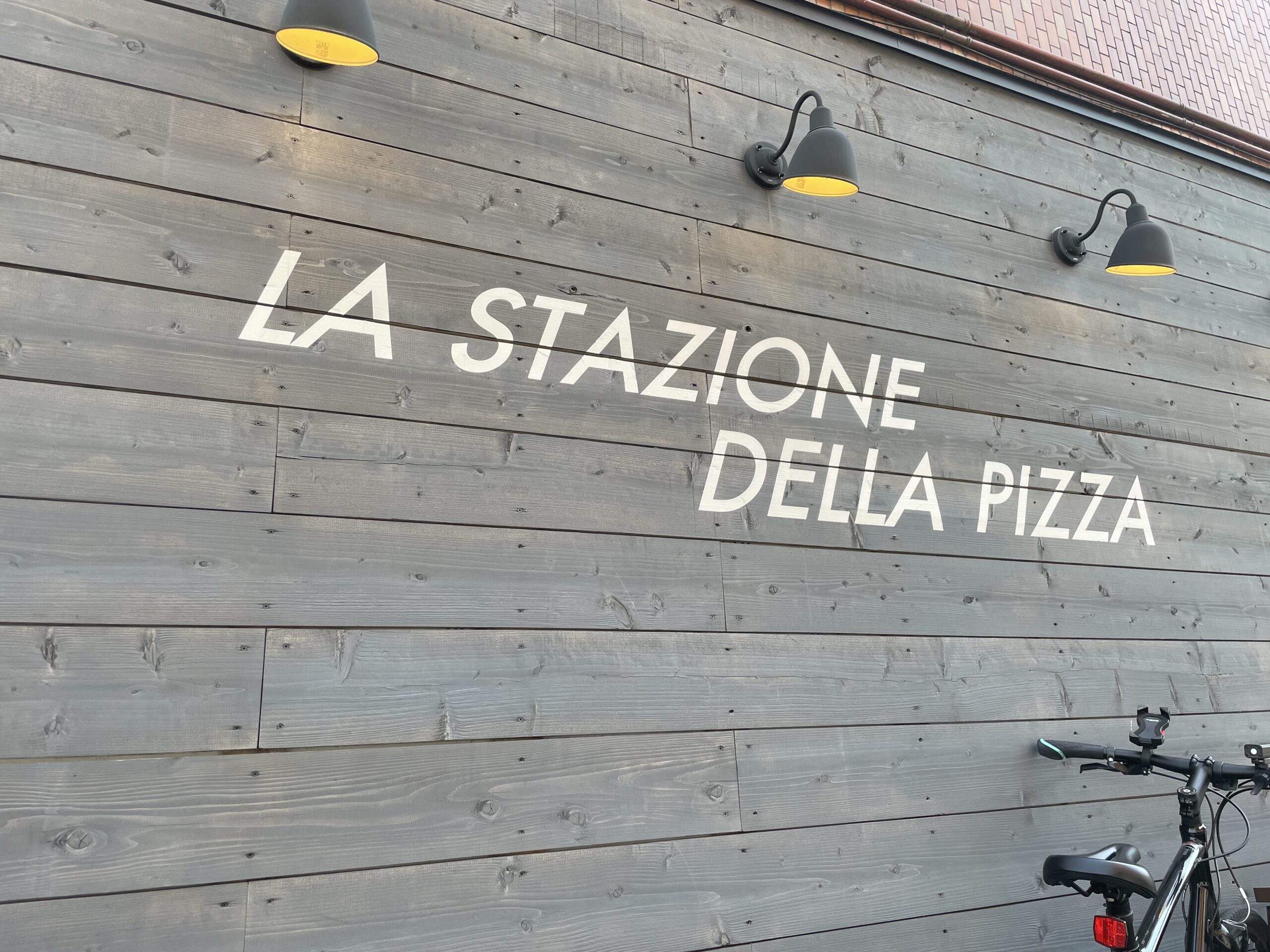 「LA STAZIONE DELLA PIZZA 」ピザ釜で焼かれた、とっても美味しいナポリピザを頂けます。端っこの生地まで美味しいんです♪　またこちらのナイフ