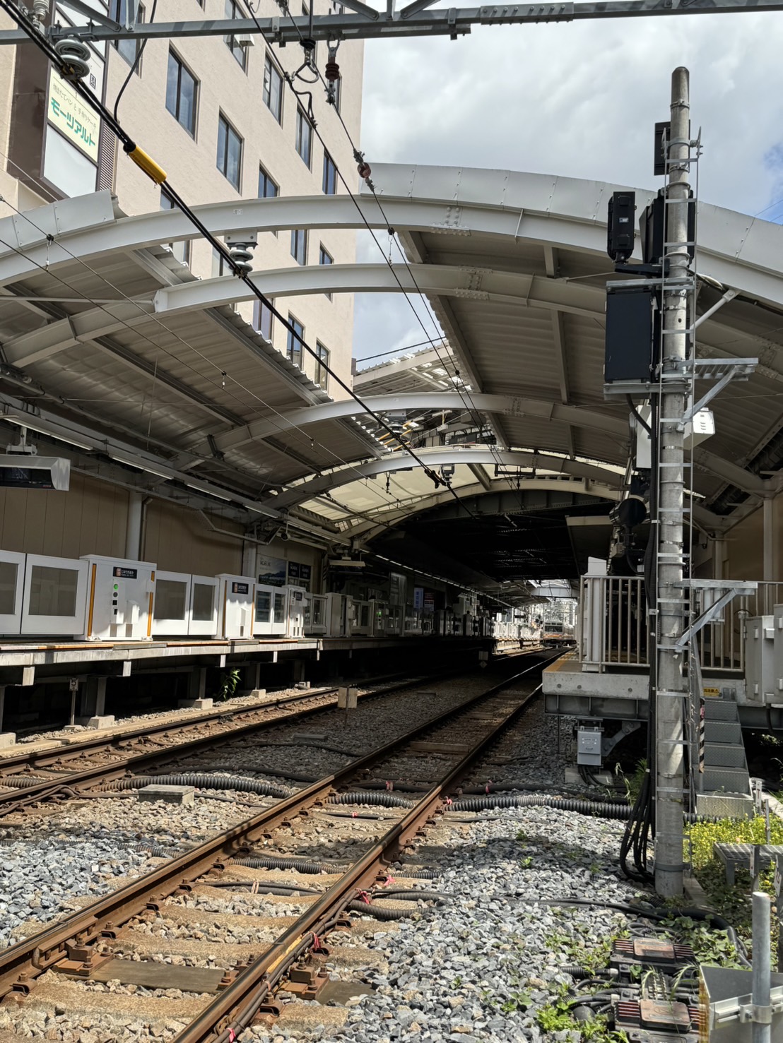 大井町線のホームの写真です。自由が丘駅は東急東横線と東急大井町線の2路線があります。