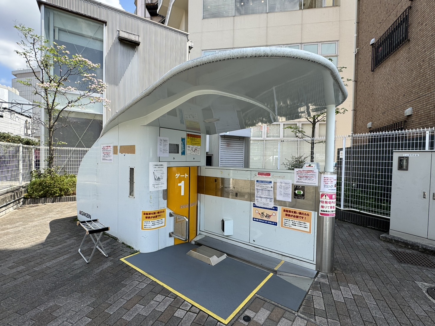 自由が丘駅南口駐輪場。機械式で楽ちん。定期利用ができます。場所はトレインチの中央辺りにあり駅からも近いです。