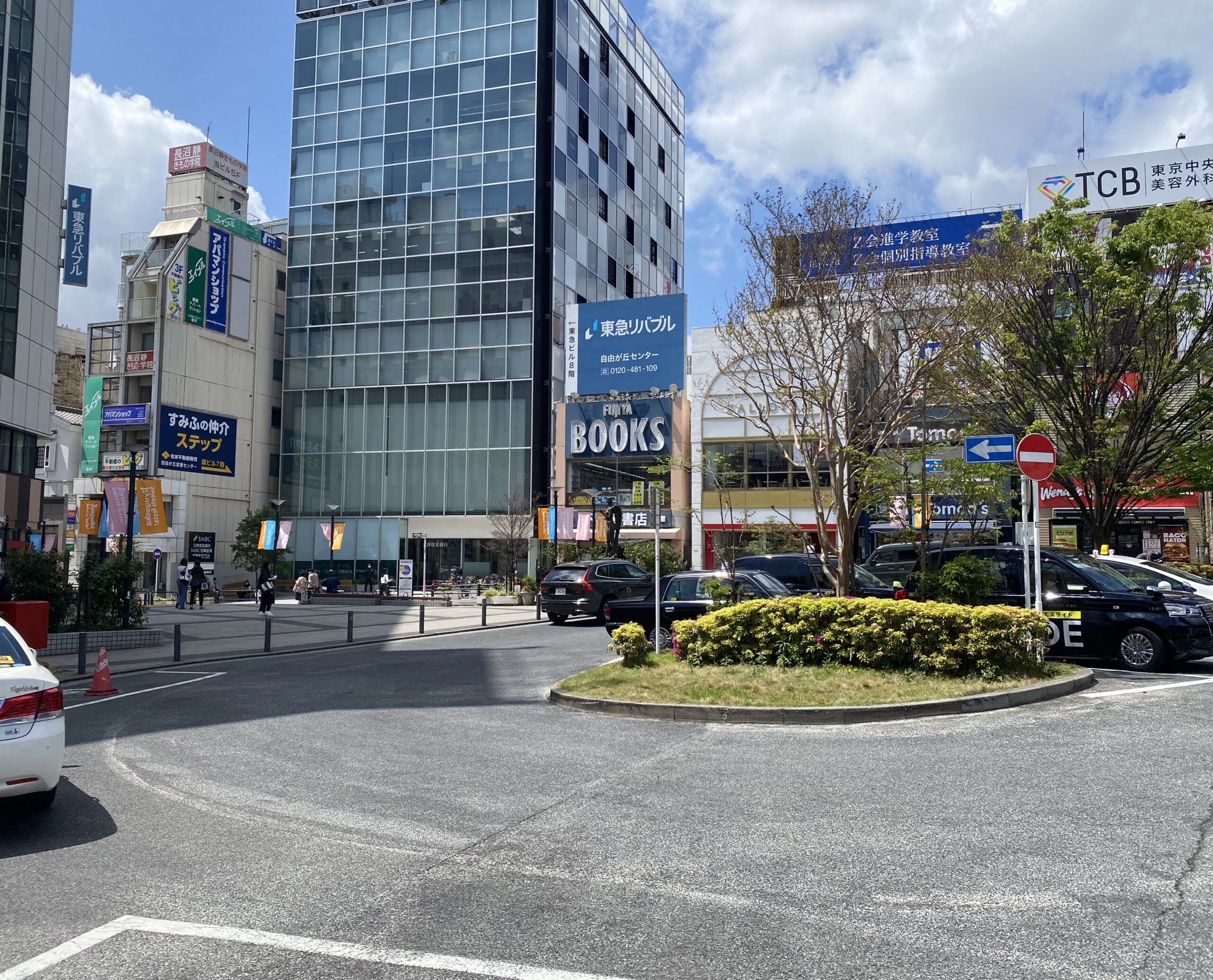 駅前にある不二屋書店は歴史のあるお店です。駅前に本屋さんがあるって便利ですよね。