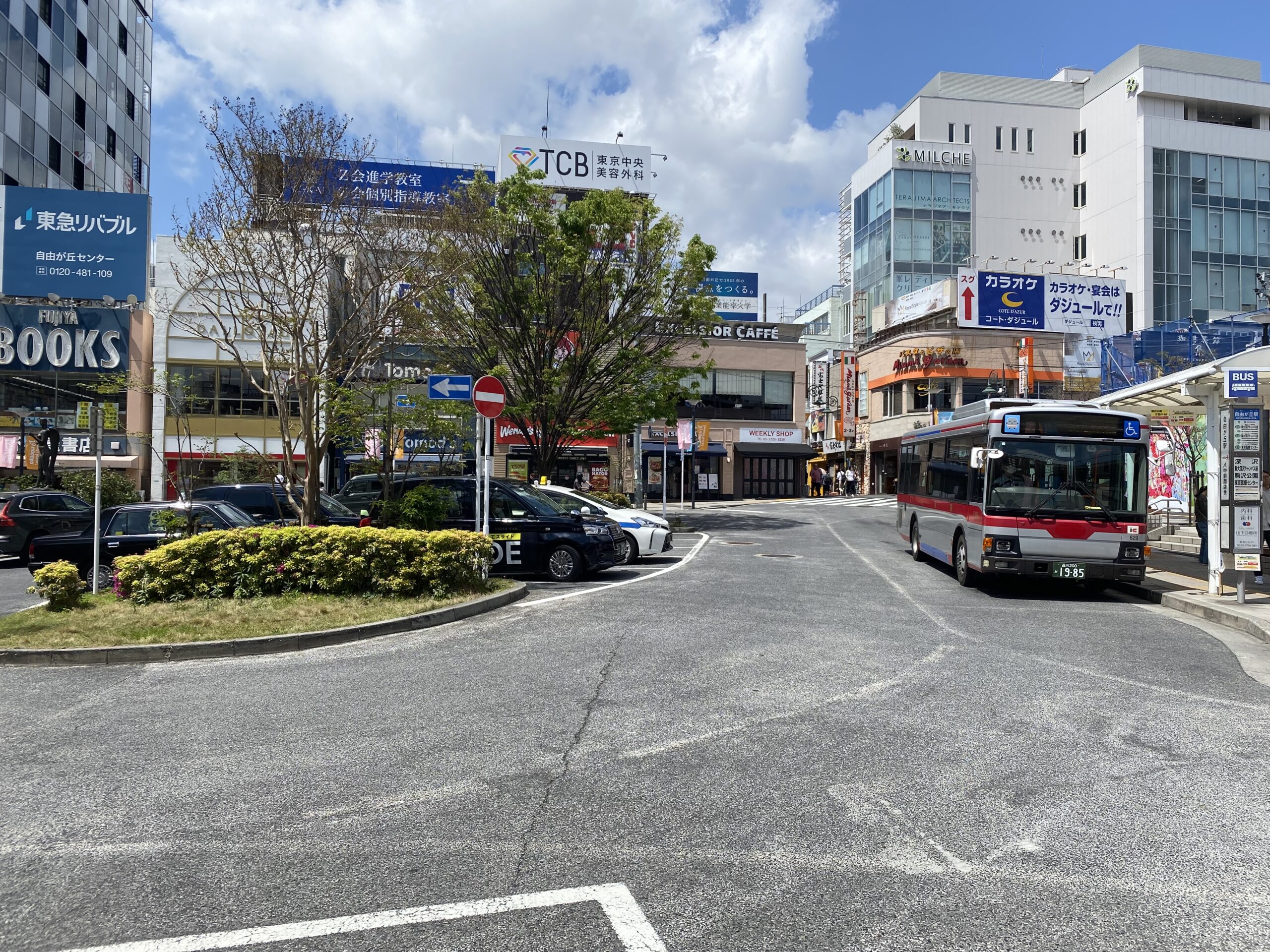 自由が丘の駅前にはバス停もあり案外便利そうですね！道路も太いから見晴らしが良い感じです。