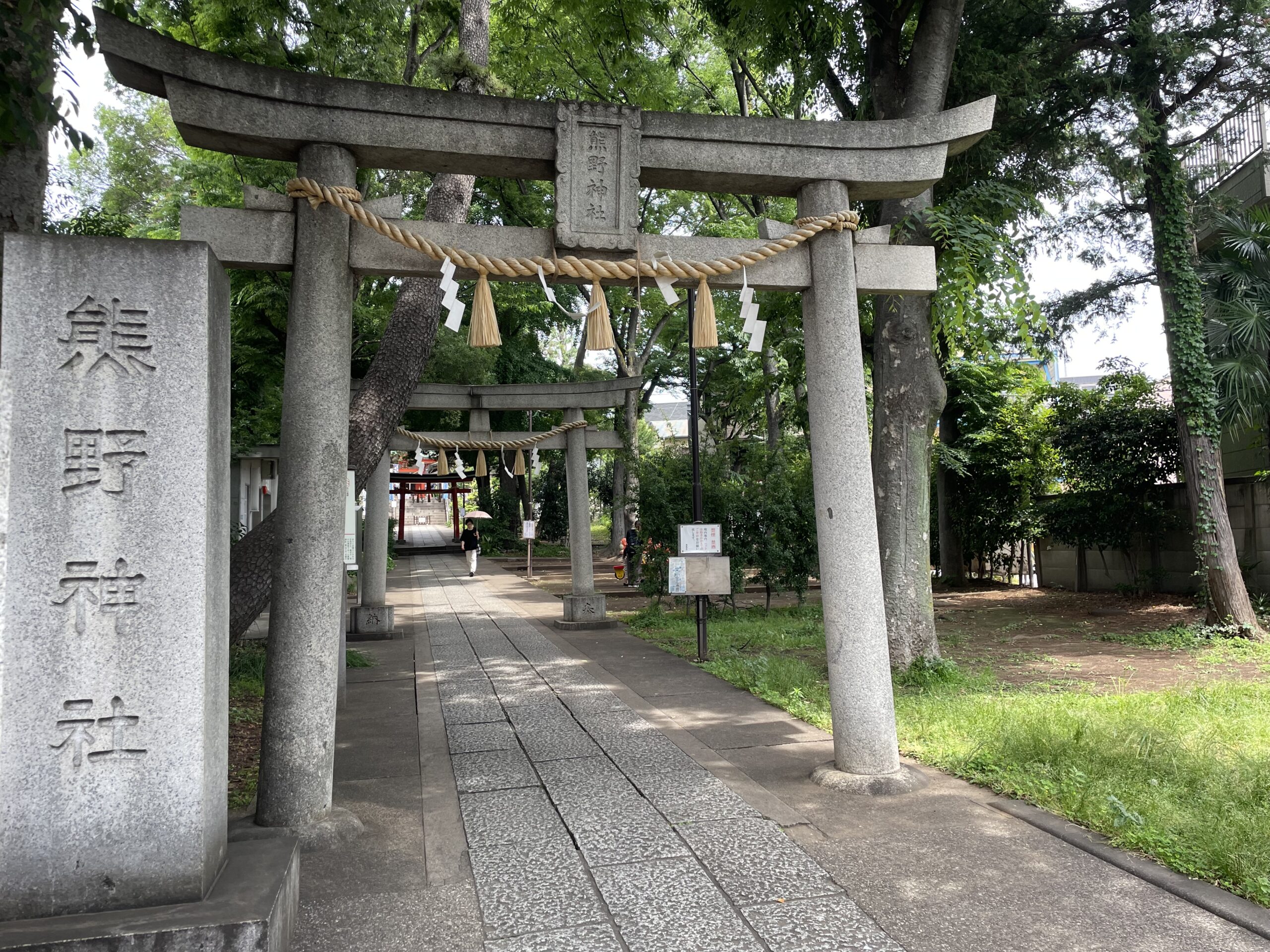 熊野神社の参道にはいくつもの鳥居があります。松の木が多く植えられ癒しスポットです。