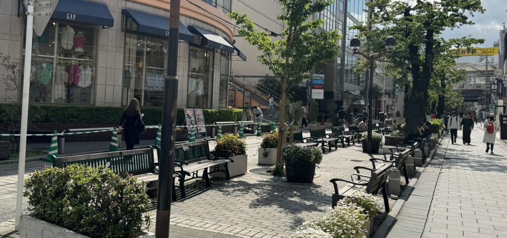 緑道沿いで休憩