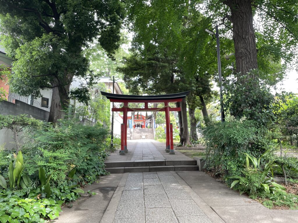 熊野神社本殿へ向かう参道と鳥居