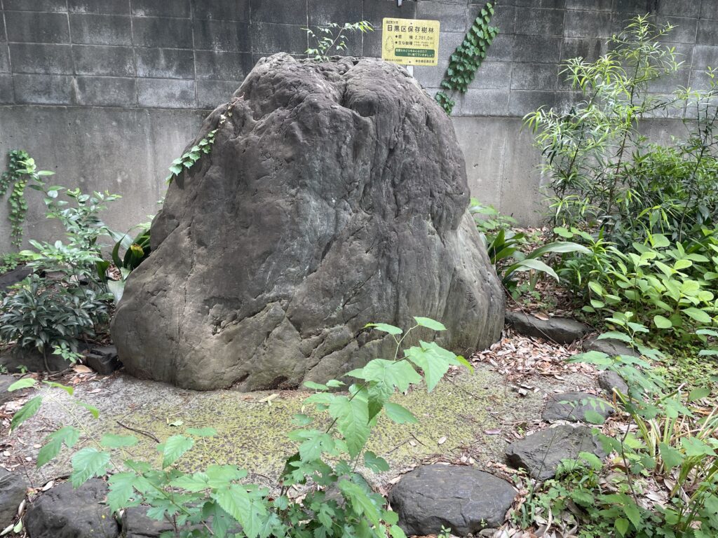 参道途中にある石