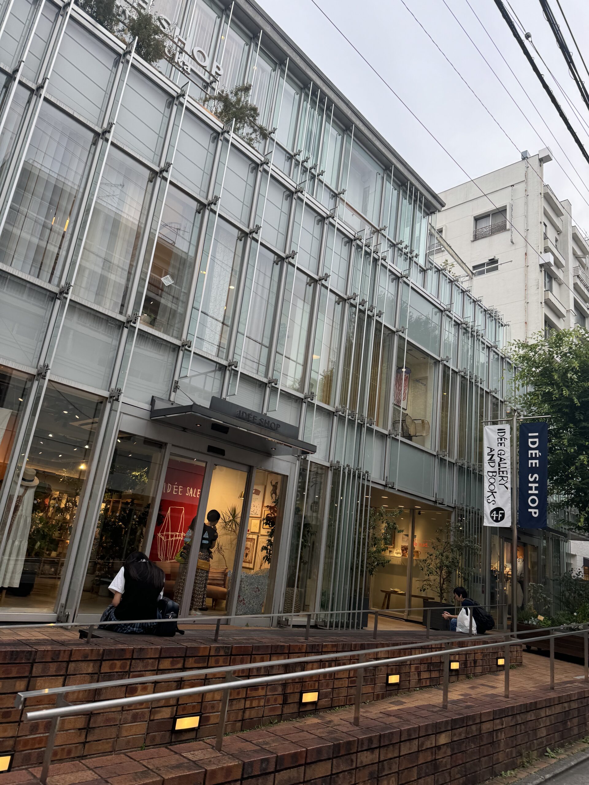 学園通りの角地にあるおしゃれなガラス張りの建物は「IDEE SHOP自由が丘店」です。洗練されたおしゃれなソファーや家具、インテリア雑貨、観葉植物を取り扱うお店