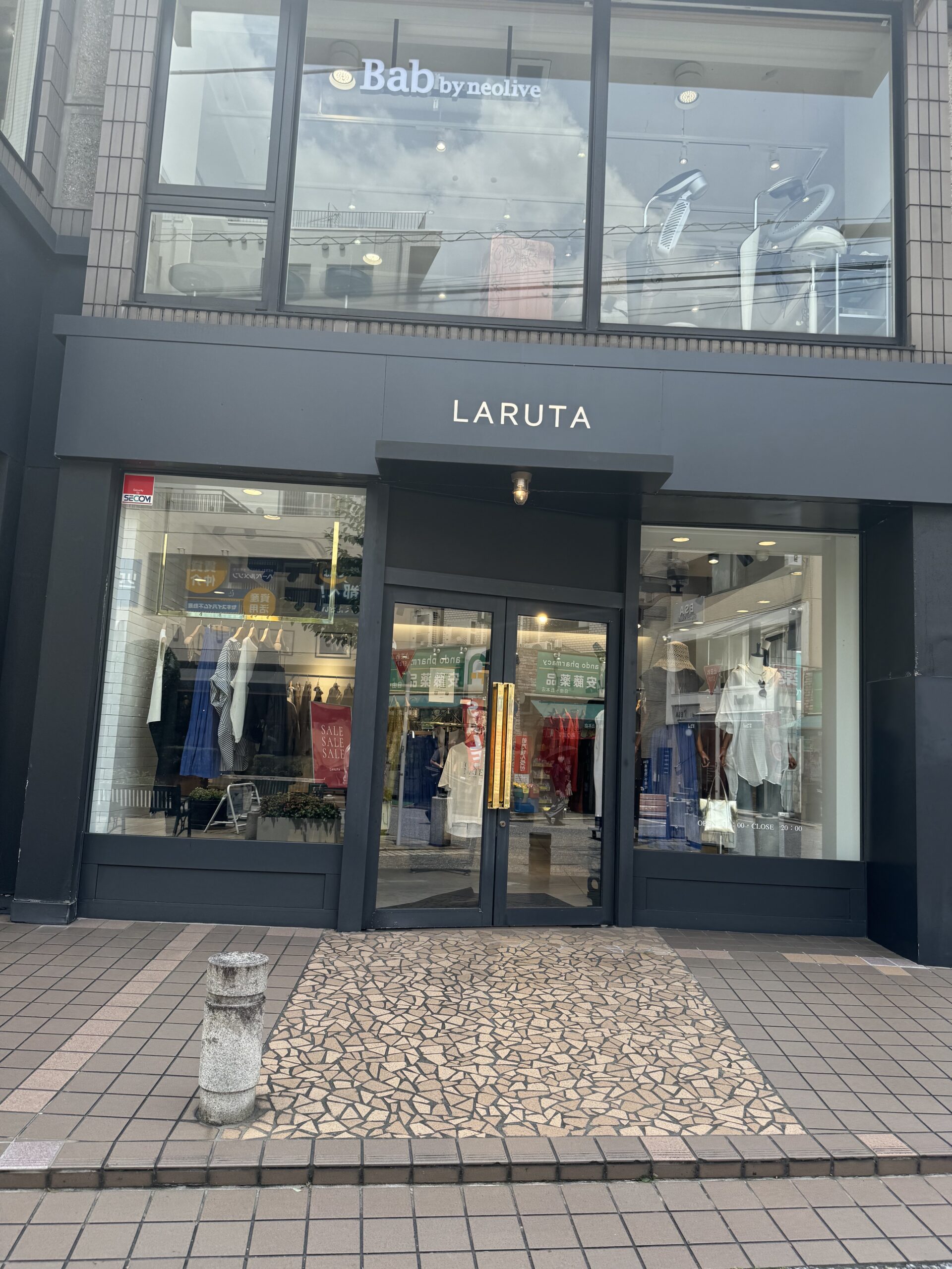 LARUTA（ラルータ）自由が丘店です。20～40代ぐらいの方向けのお洋服屋さんです。シンプルでリラックスしやすいお洋服を多く取り扱うお店ですが、上品さもあるの