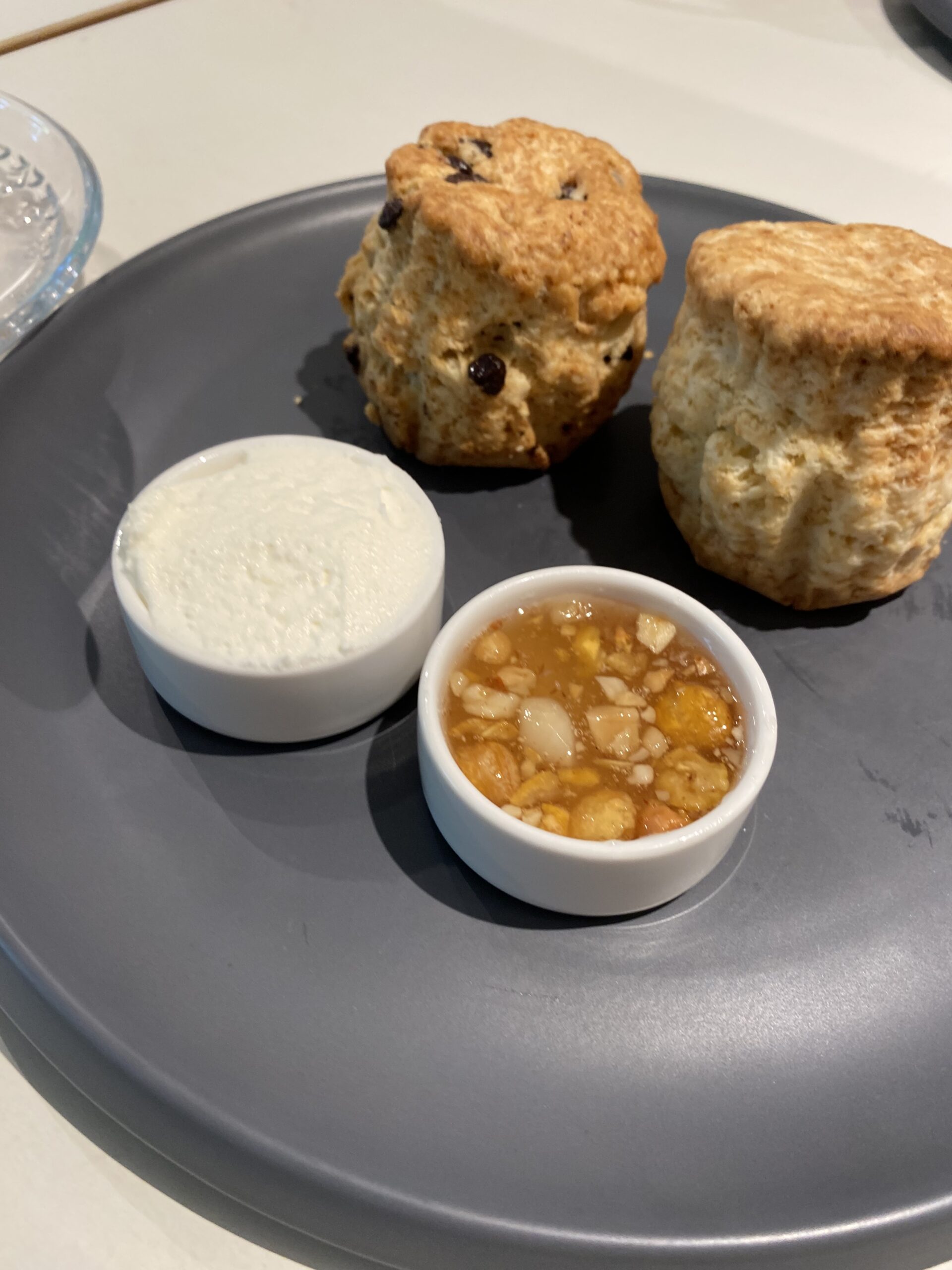 チョコレート＆紅茶味のスコーンとジャム（ホイップバターとはちみつナッツ）サクサクした触感が楽しめるナッツ入りのハチミツとホイップバターのジャムにしました！こちら