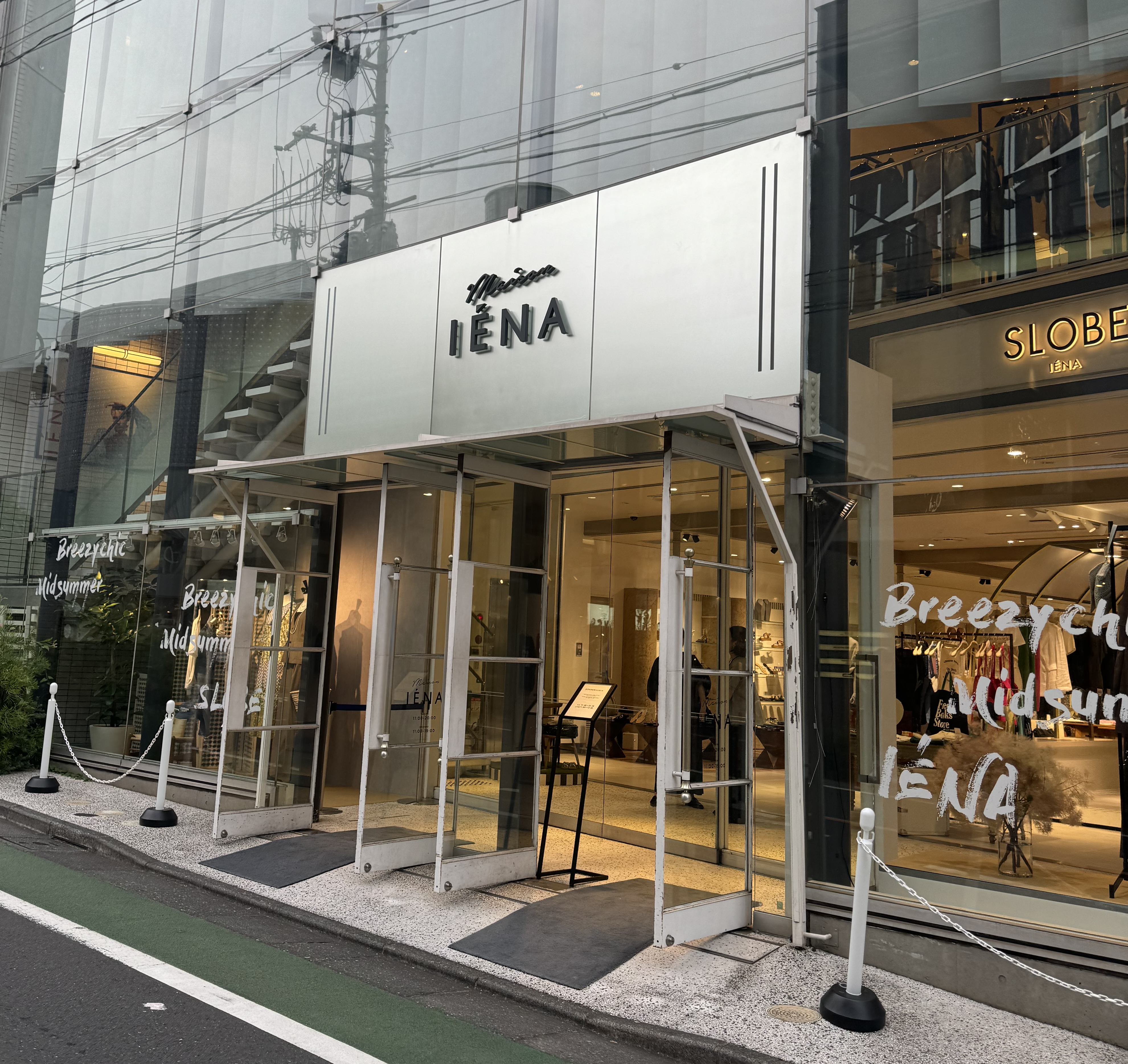 IENA自由が丘店。学生さん、OLさん、主婦と幅広いファンが多いイエナです。シンプルながらも女性らしく上品でおしゃれなお洋服や靴を取り扱っています。自由が丘店の