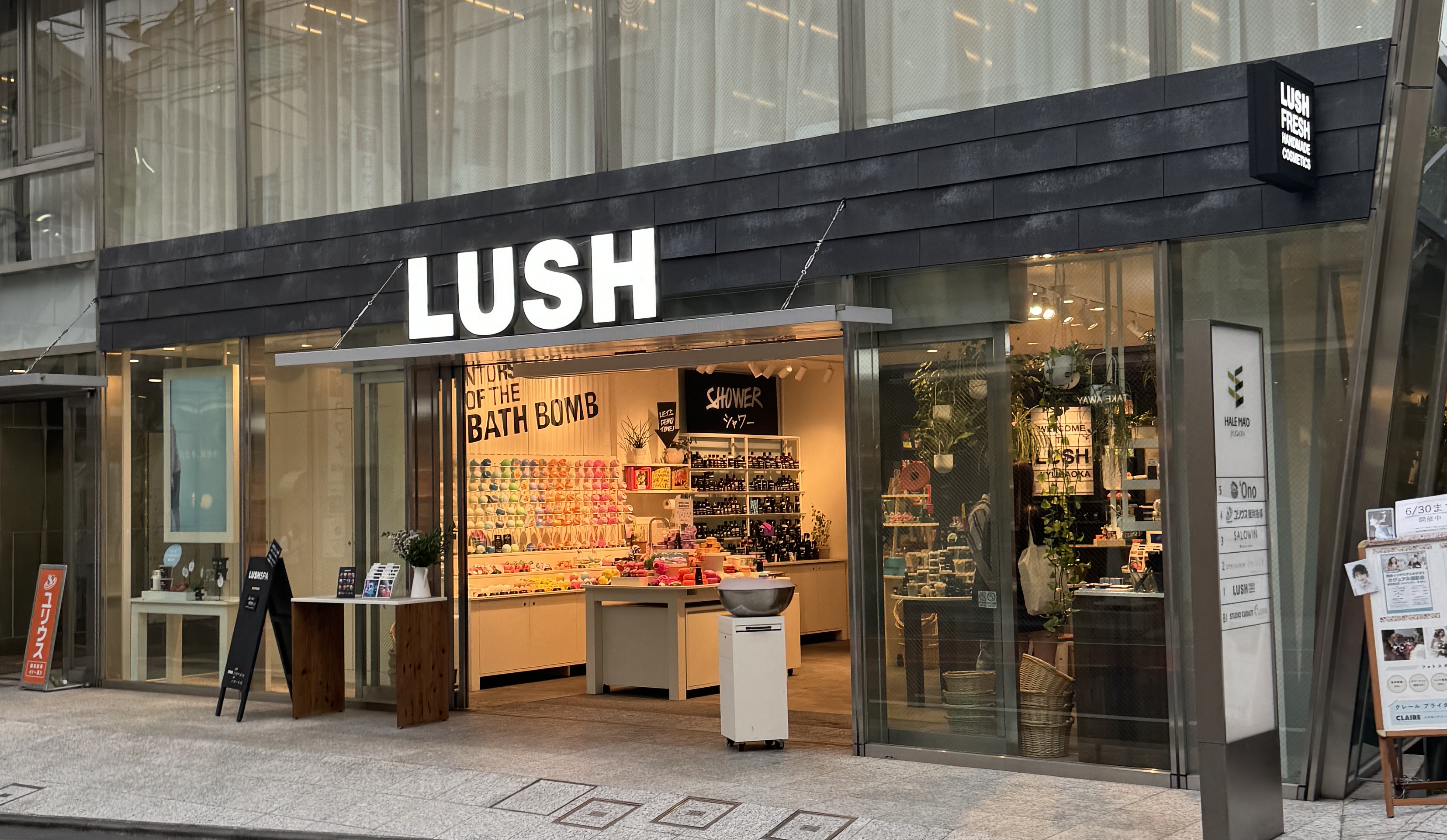 よい香りについ引き込まれてしまうLUSH自由が丘店です。ナチュラル素材で作られたバスボム、ソープ、ヘアケア用品がカラフルなパッケージで販売されています。店員さん