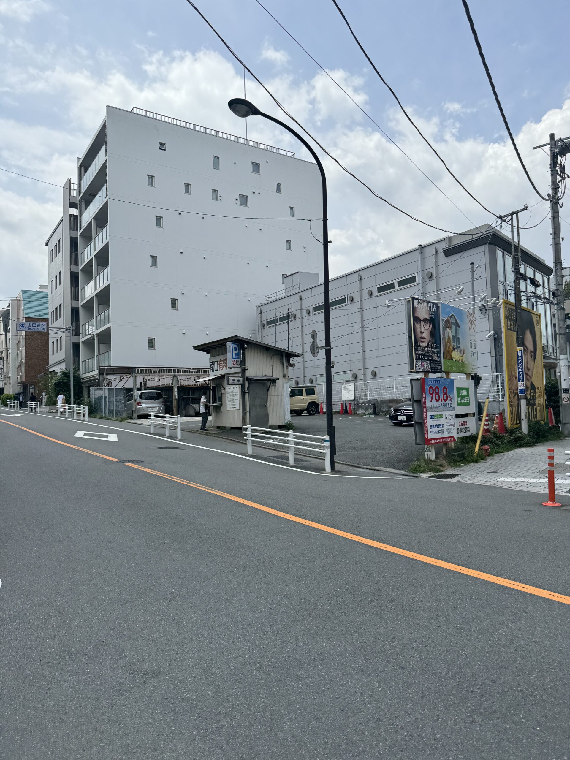 東急ストアが入ってるビルと提携している屋外駐車場です。東急ストアの地下の駐車場より空いている可能性があるのでおすすめです。場所は東急ストア駐車場入口と同じ並びに