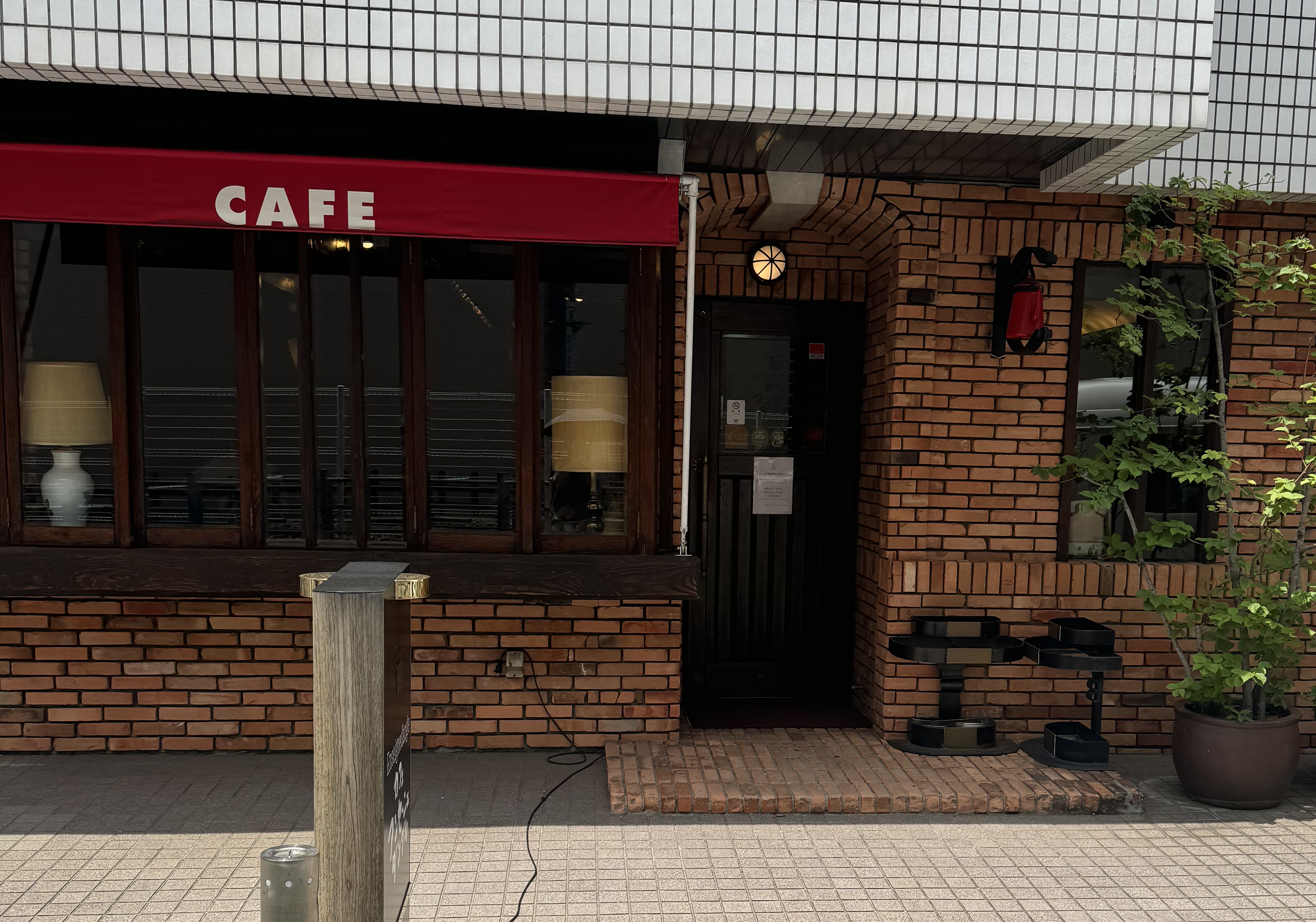 線路沿いにある喫茶店「カフェアンセーニュダングル」。赤いポットが目印のこちらのお店は食べログ百名店に選べれる名店。落ち着いた雰囲気でマスターの拘りを感じることが