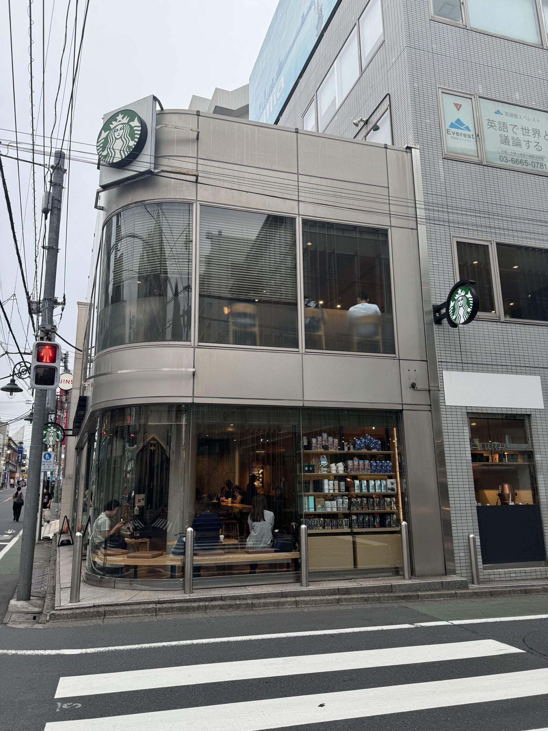 スターバックスコーヒー自由が丘店です。自由が丘にスターバックスは3店ありますが、こちらは正面口、学園通りにある店舗です。インテリアのIDEEの前にあります。2F