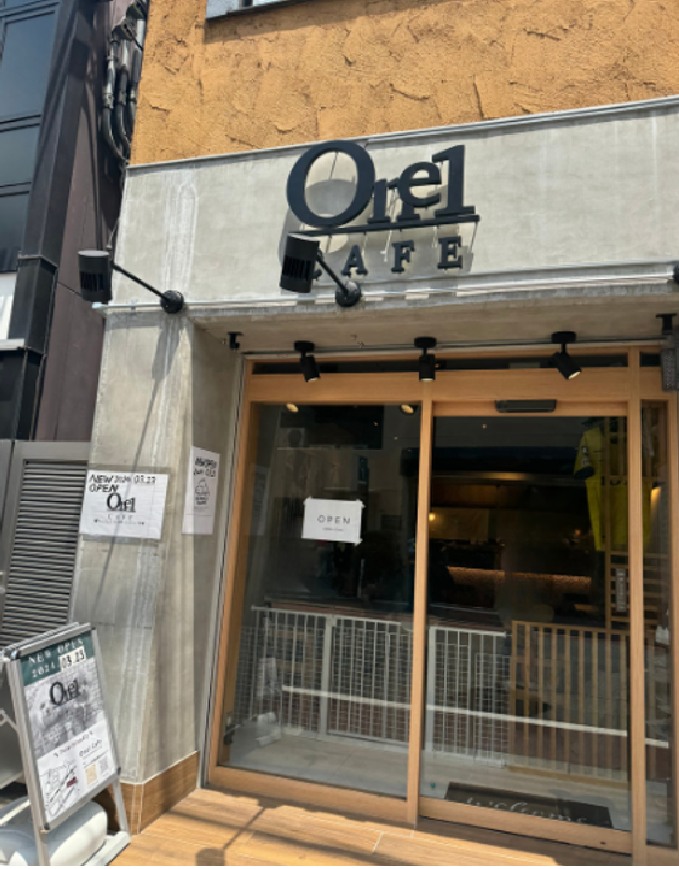 犬同伴でお食事を楽しめるカフェ「One1 Cafe（ワンワン カフェ）」さんです。わんちゃん用のメニューや、わんちゃん用のバースデーケーキもあります！　愛犬と一