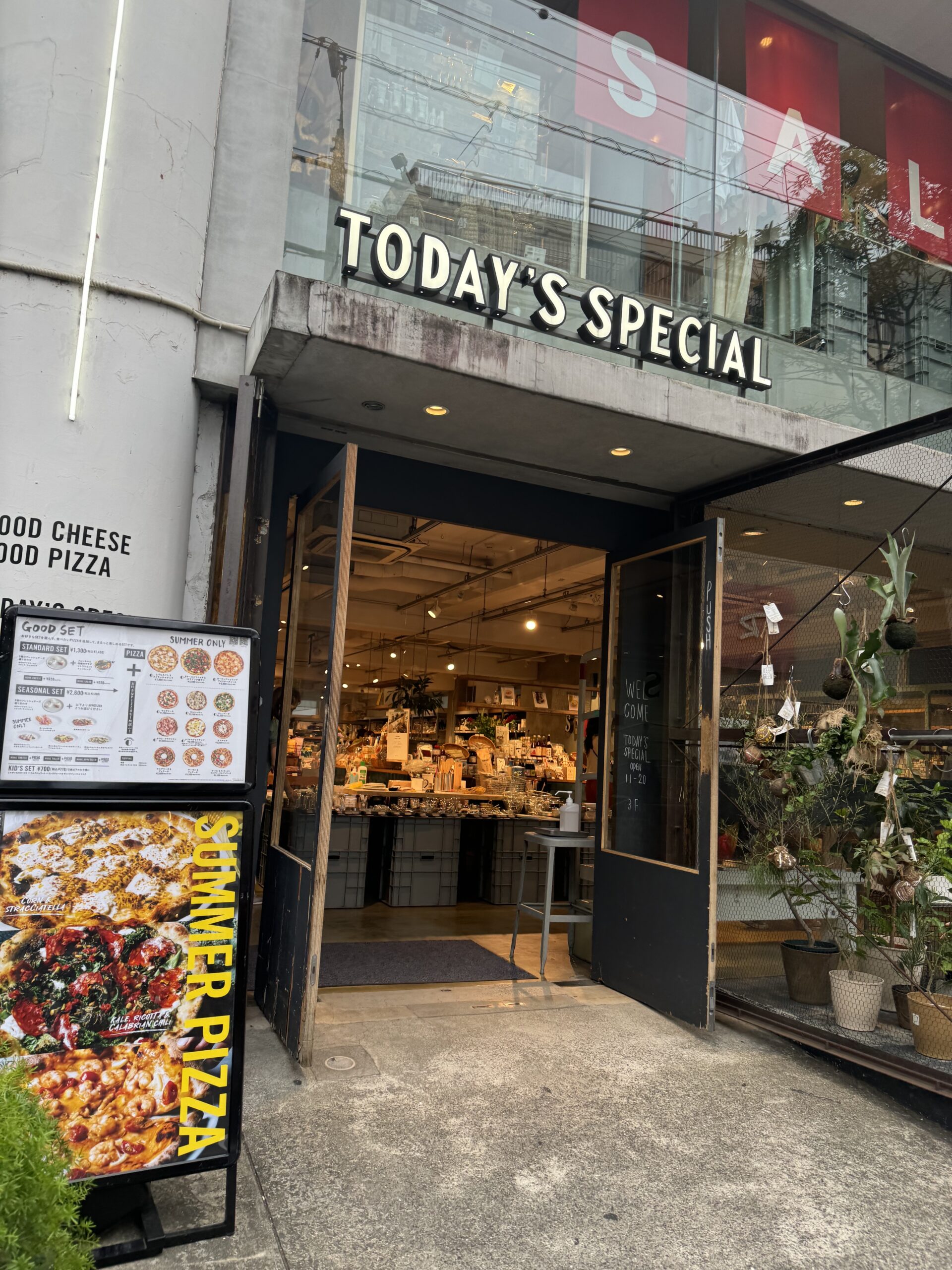 おしゃれでかわいい雑貨屋さんなら「TODAY'S SPECIAL」。食器、カトラリー、キッチン用品の他、フードや植物なども扱っています。カラフルでかわ