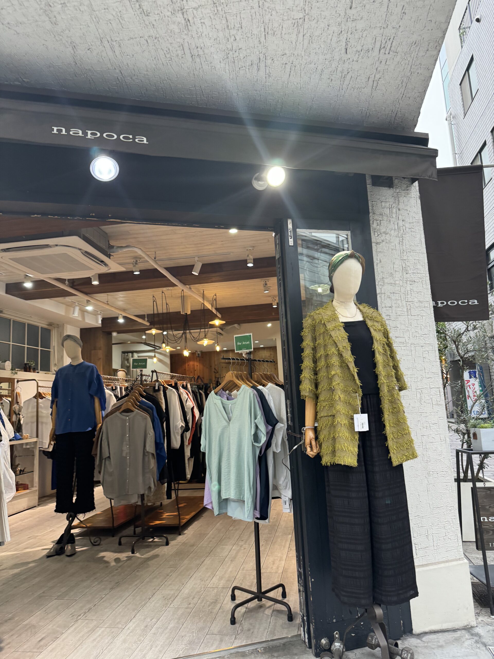 napoca（ナポカ）自由が丘店。「自分らしい服を見つけられる」というコンセプト。ナチュラルなお洋服にワンポイント加わることで他の方との違いを出せたりと、自分ら