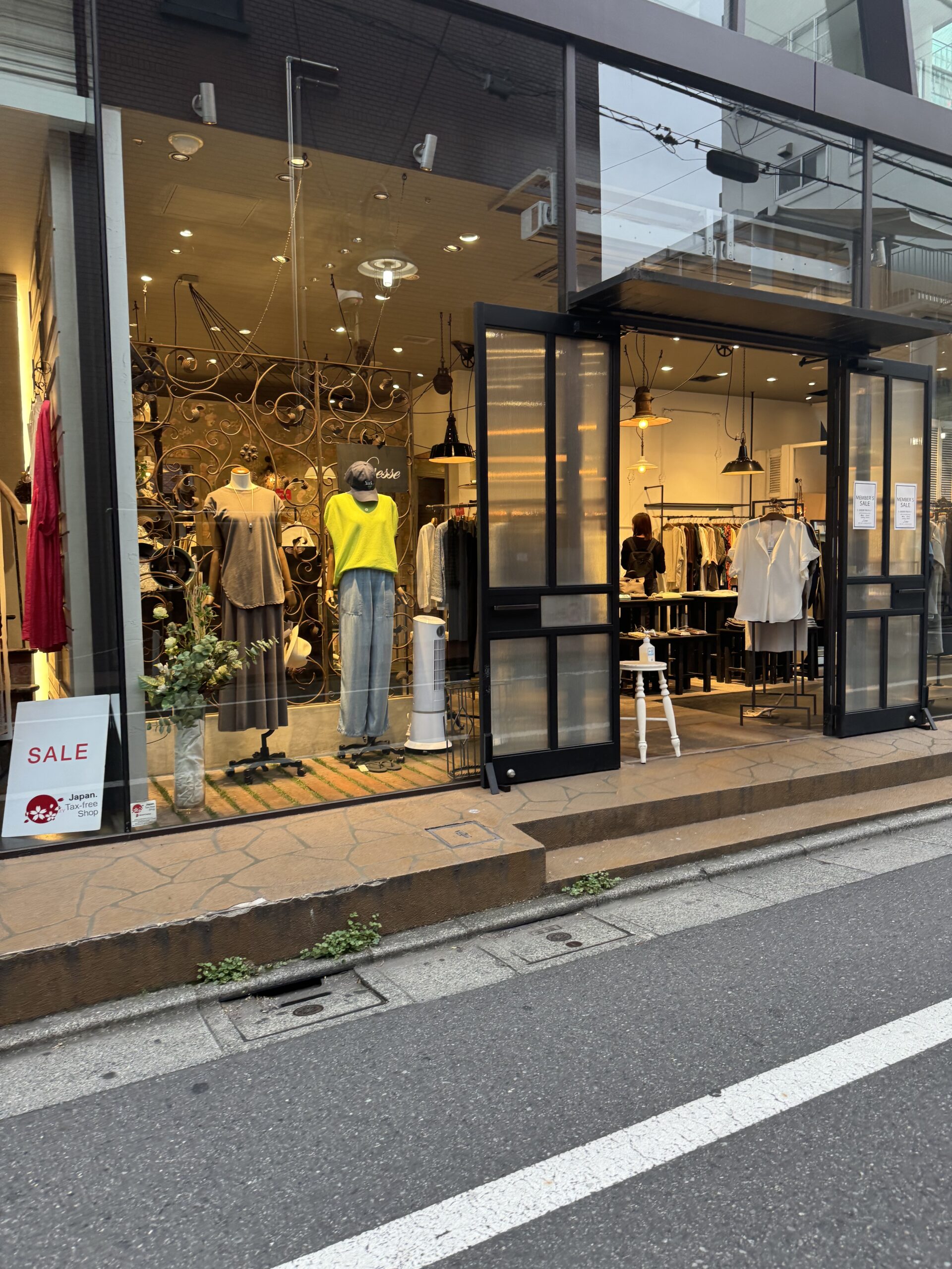 Liesse（リエス）自由が丘店はメルローズグループのお洋服屋さんです。「自由な自分でいられる大人服」をキーワードに、オリジナルアイテムや国内外のセレクト商品を