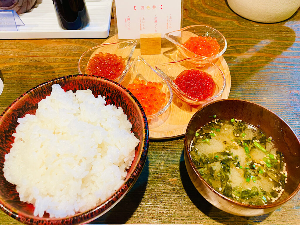 ガラス容器のいくらが美しい！「四色丼（並）」