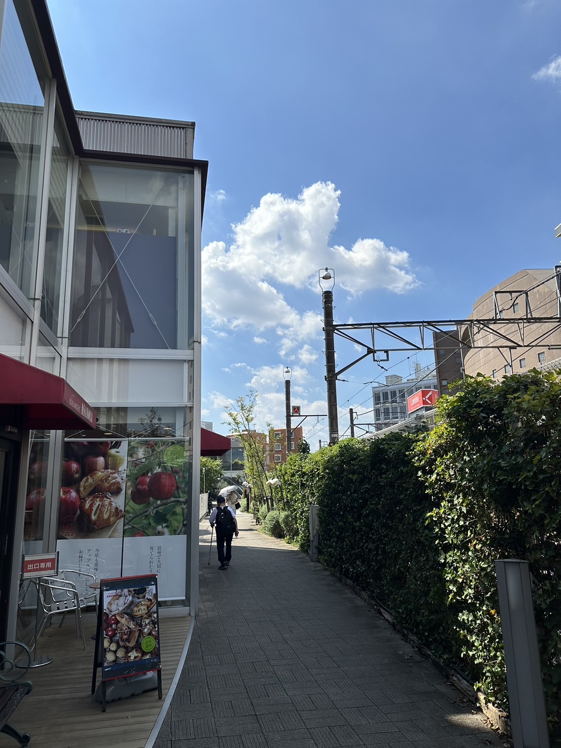 線路沿いに緑豊かな歩きやすい緑道があります