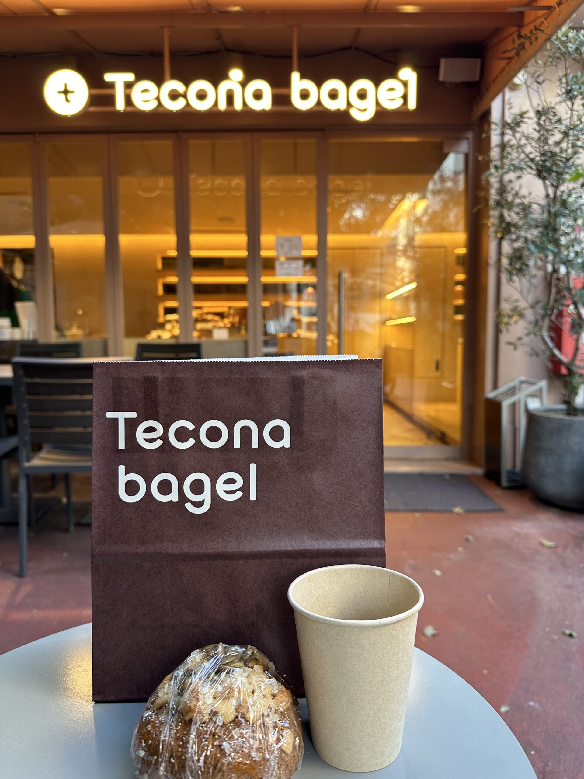 Tecona bagel 自由が丘（テコナベーグル）は東京代々木八幡のベーグル屋、tecona bagel works（テコナベーグルワークス）の姉妹店です。 