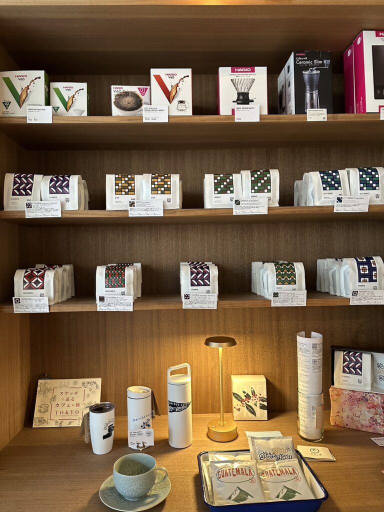 レジ横には、『ONIBUS COFFEE』さんこだわりのコーヒーが売られています。手土産にも喜ばれそうです。