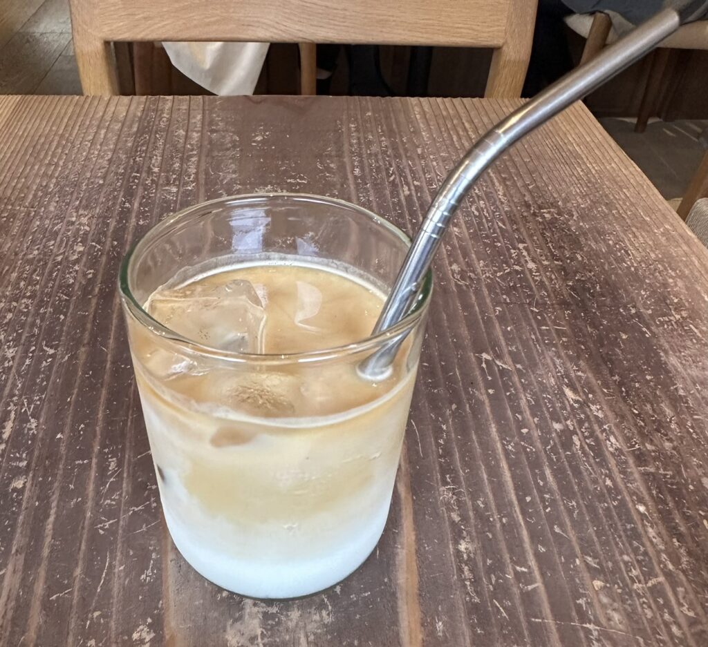 コーヒー専門店のアイスラテ！
