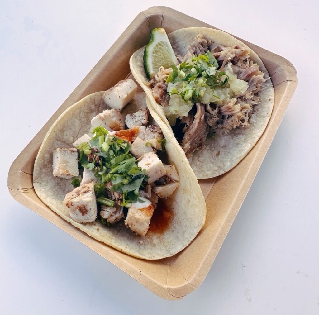 自家製トルティーヤで作ったキッチンカータコス専門店の「hola! TACOS」（オラ タコス）さんで購入