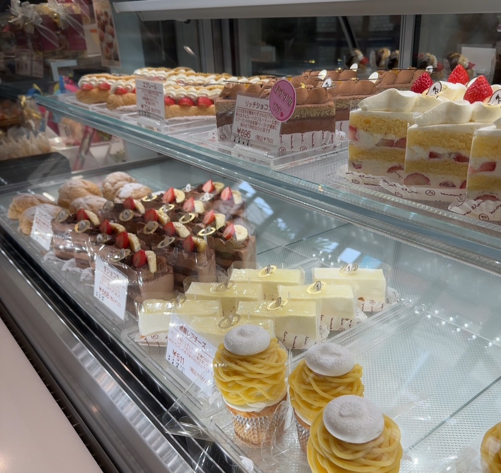 まぶしいショーケースとおしゃれで美術館のような店内