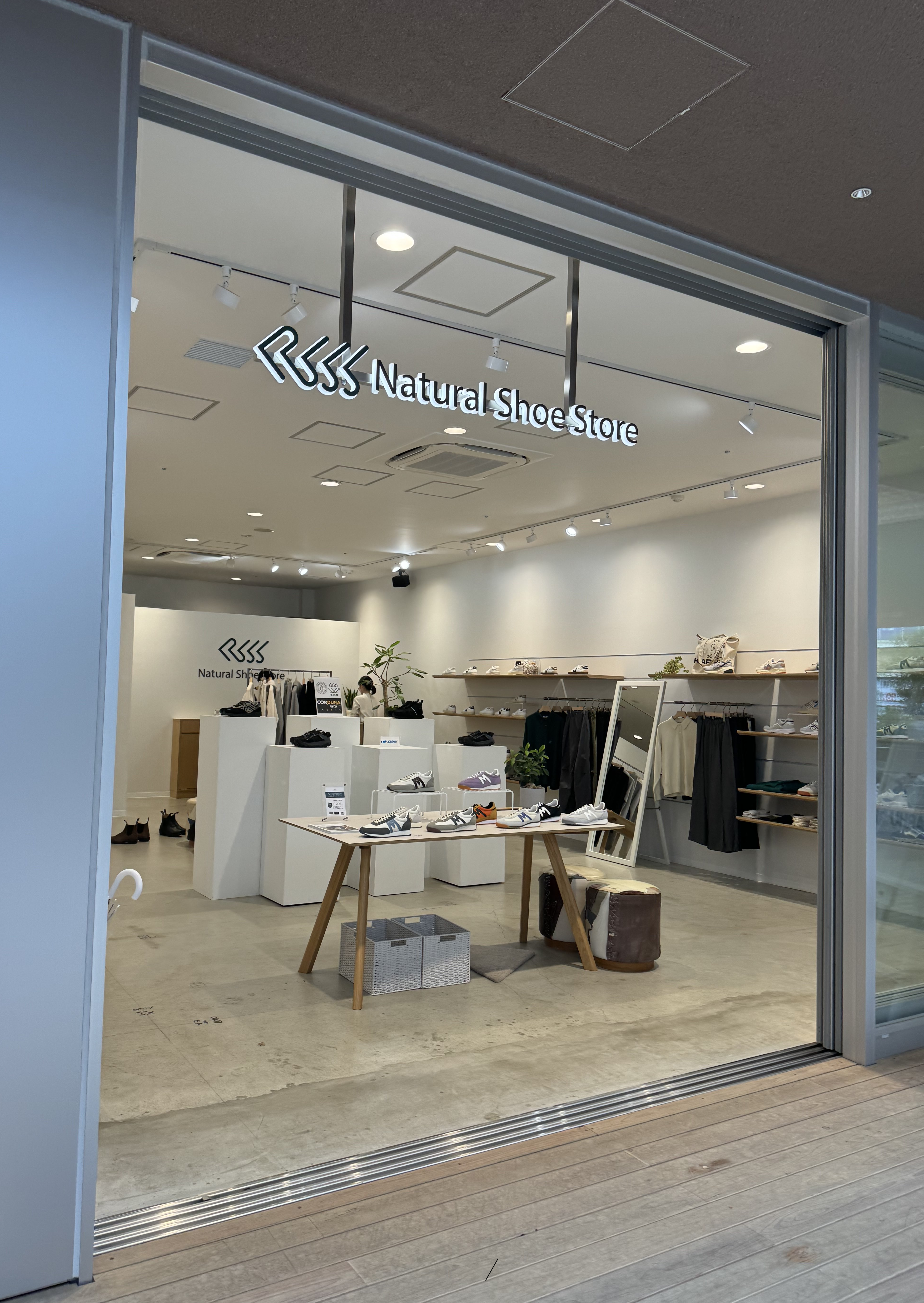 Natural Shoe Store（ナチュラルシューストア）自由が丘デュアオーネ店（2F）です。 zozotown内でも人気のブランドです。おしゃれな輸入靴な