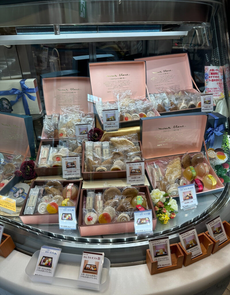 店内の華やかで楽しいディスプレイ