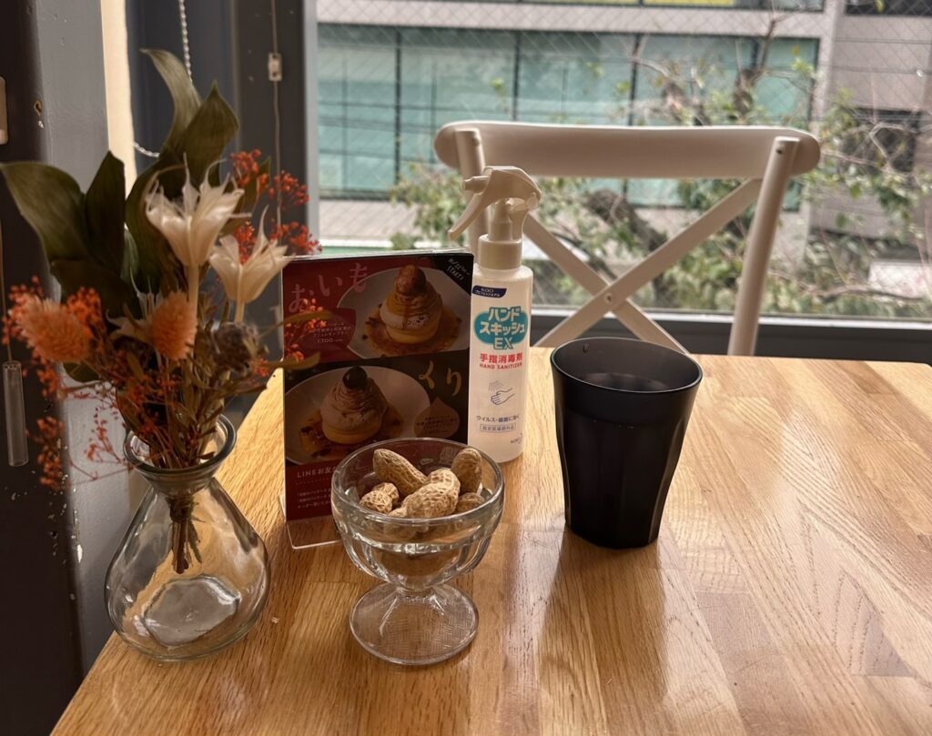 お通しに落花生が出されました。カフェで落花生のお通しは初めてかもしれません。