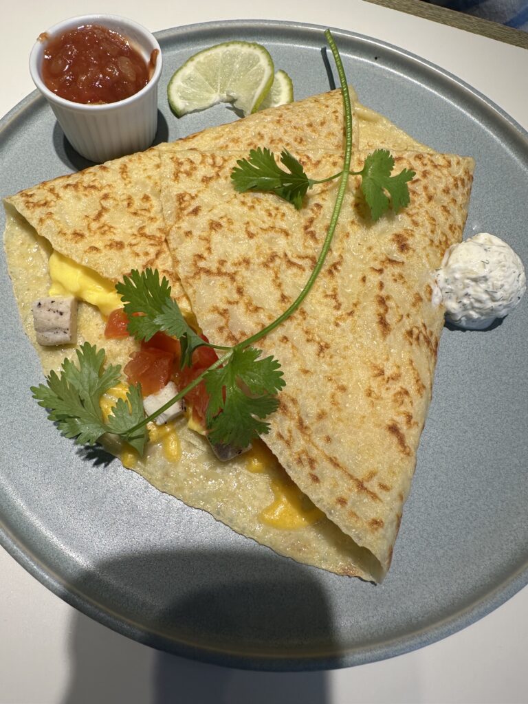 ふわふわのスクランブルエッグに、しっかりと味付けされたロースとチキン、さっぱりとしているのに食べ応えがあり、大満足です♪お好みでサルサソースとパクチーもご一緒に！スパイシーさも楽しめます★