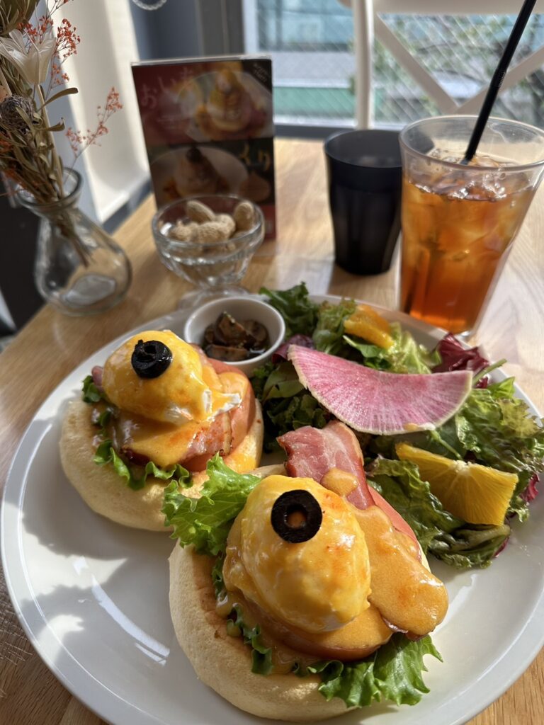 待ちに待ったお料理がやってきました！！見た目もメニューとほぼ同じで、ボリュームもあり、カラフルで美しくおいしそうです。