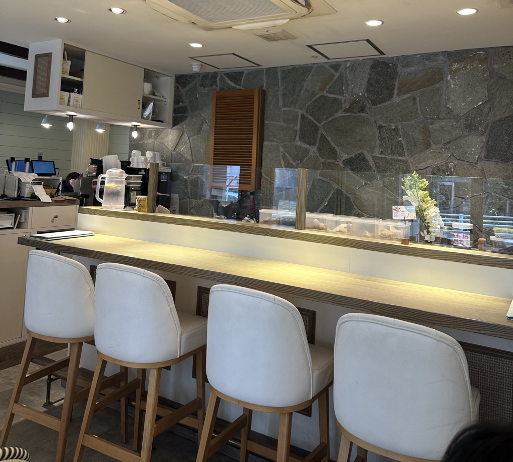 店内もハワイを感じさせるような明るさがあり、リラックスできて、とても居心地がよかったです。そしてお店の立地もよいので、行きでも帰りでも、お店の周辺でショッピングや散策が楽しめそうです。