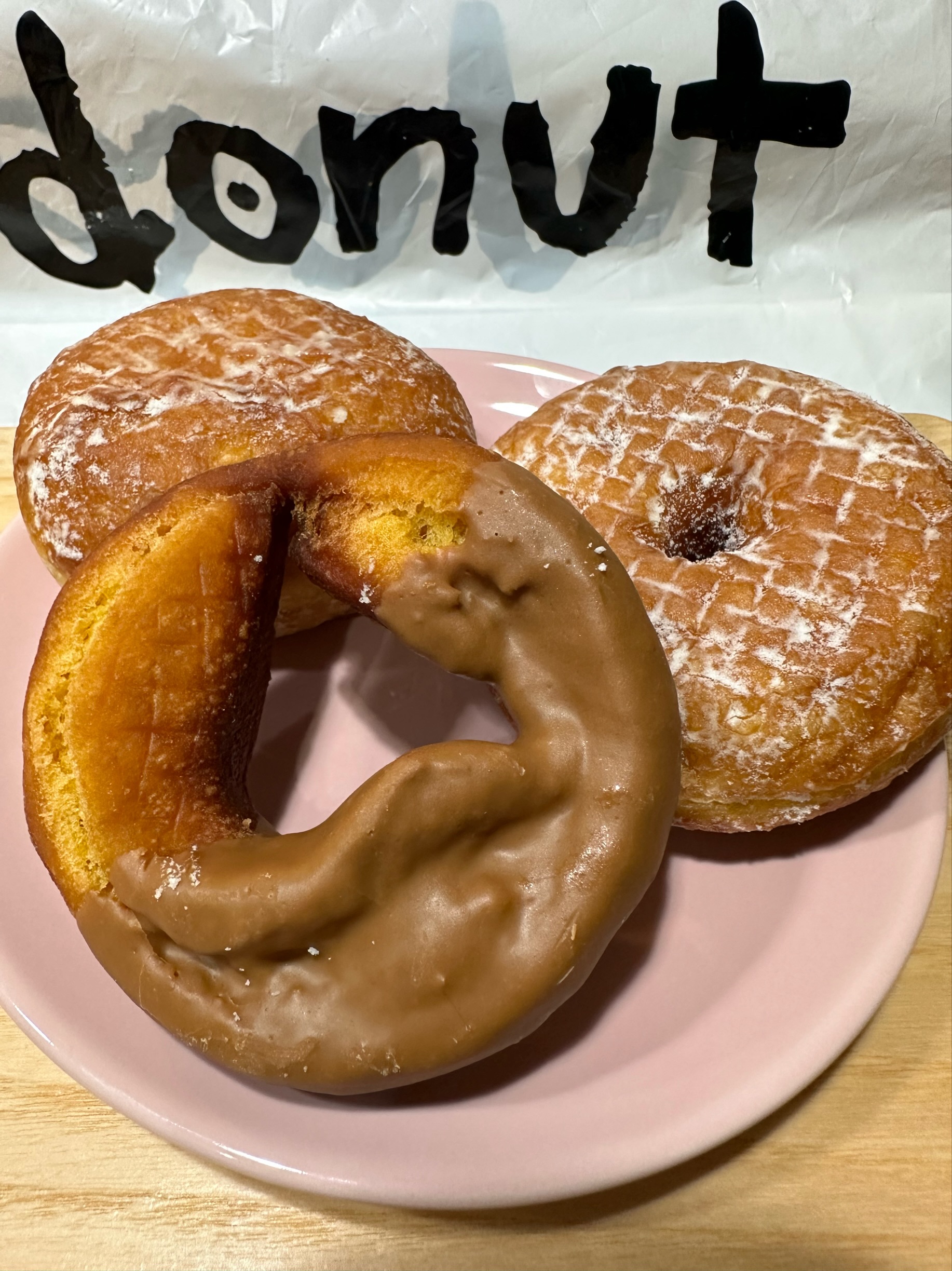 オープンしたての生ドーナツ専門店『we♡donut』 さん🍩かわいくておしゃれでおいしいという評判を聞いて、行ってきました♪ 店内にはたくさんの