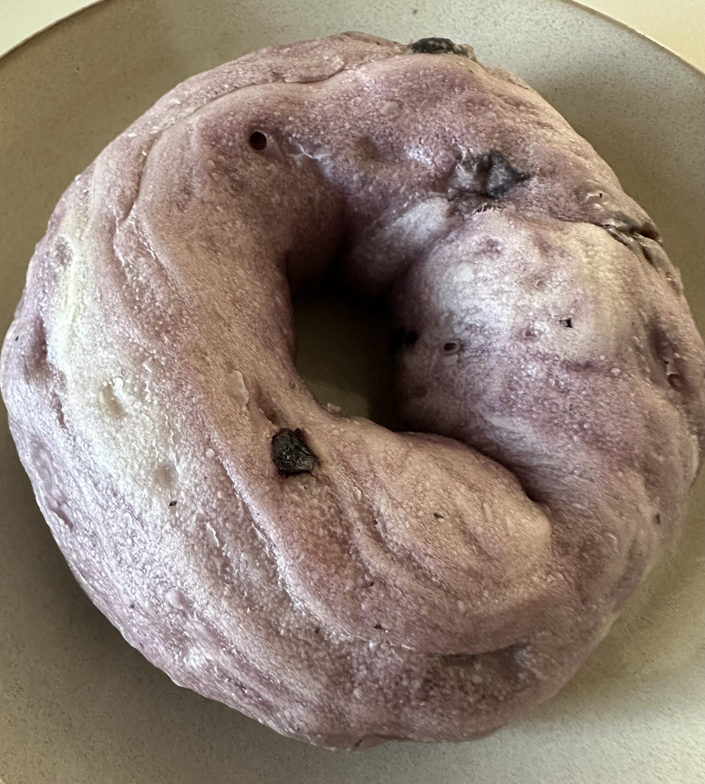 今日は『ブランジェ浅野屋自由が丘店』さんのブルーベリーベーグルをいただきます🥯　『ブランジェ浅野屋』さんは1933年創業の老舗のパン屋さん。自由