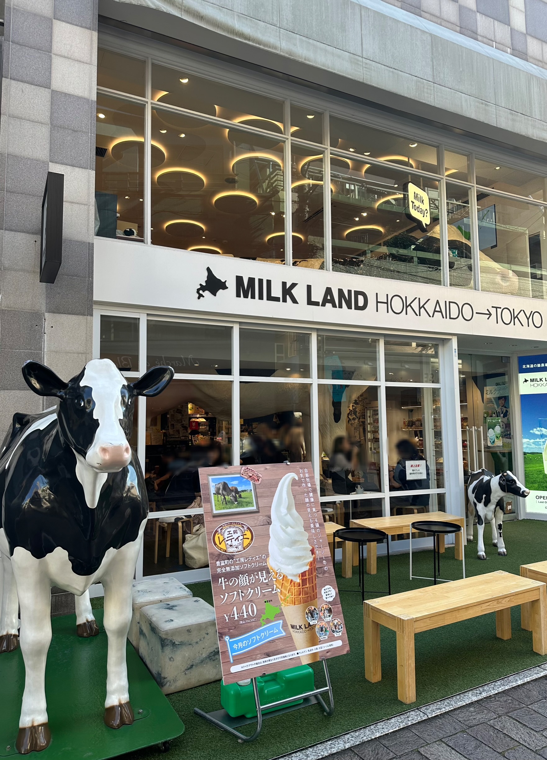 『MILKLAND HOKKAIDO → TOKYO』 （ミルクランドホッカイドウ→トウキョウ）さんは、北海道の酪農家のアンテナショップです。北海道産の牛乳乳製