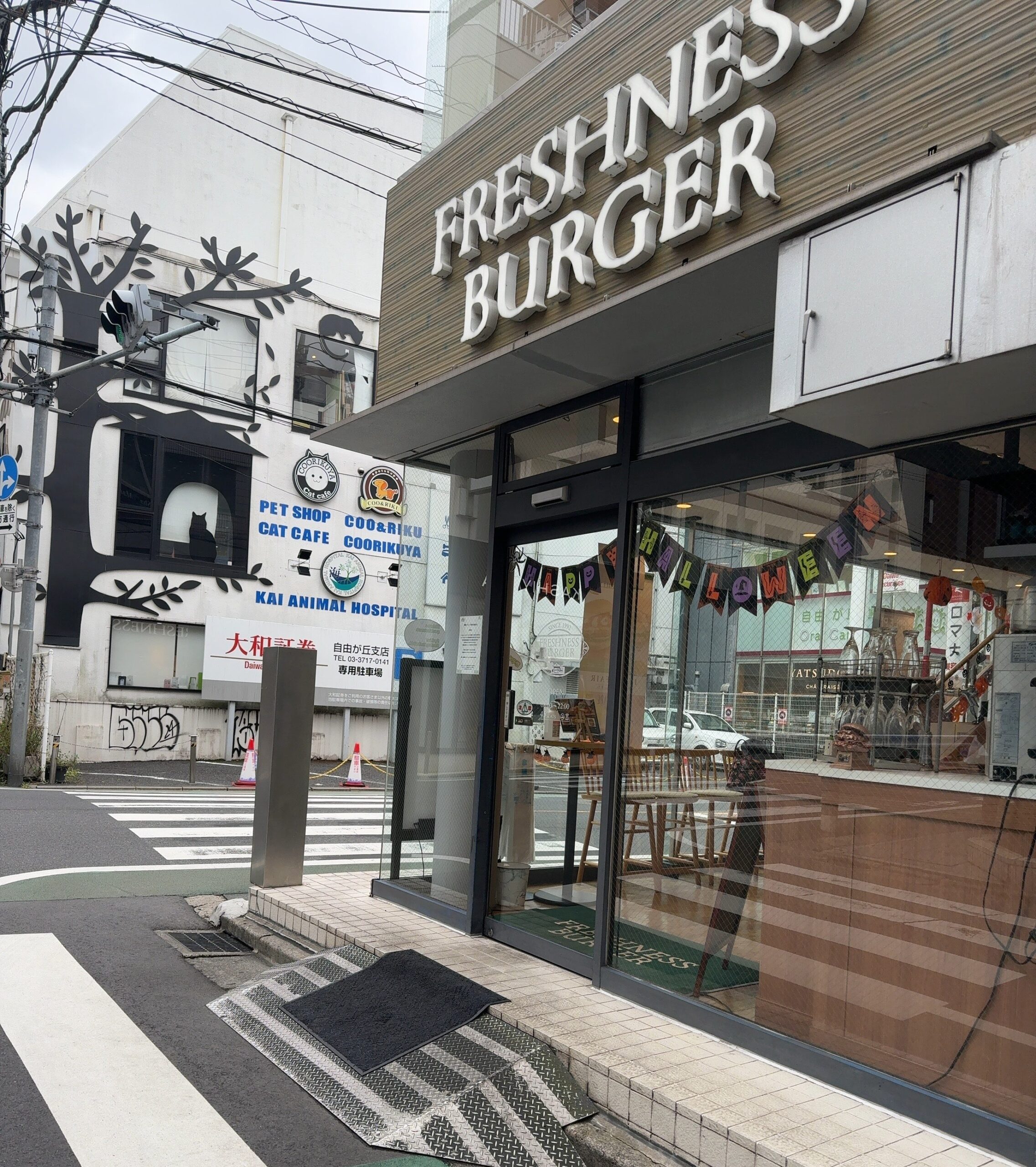 みんな大好きFRESHNESS BURGER（フレッシュネスバーガー）！　卵が入ったフカフカのバンズ、新鮮なレタス、美味しいパテ。最高の組み合わせ☆　ちょっと贅