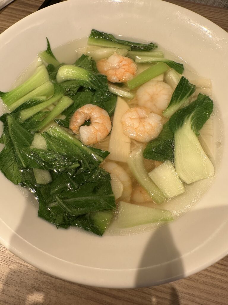 「えび麺」はぷりぷりのエビにあっさりとした優しい味のスープ！