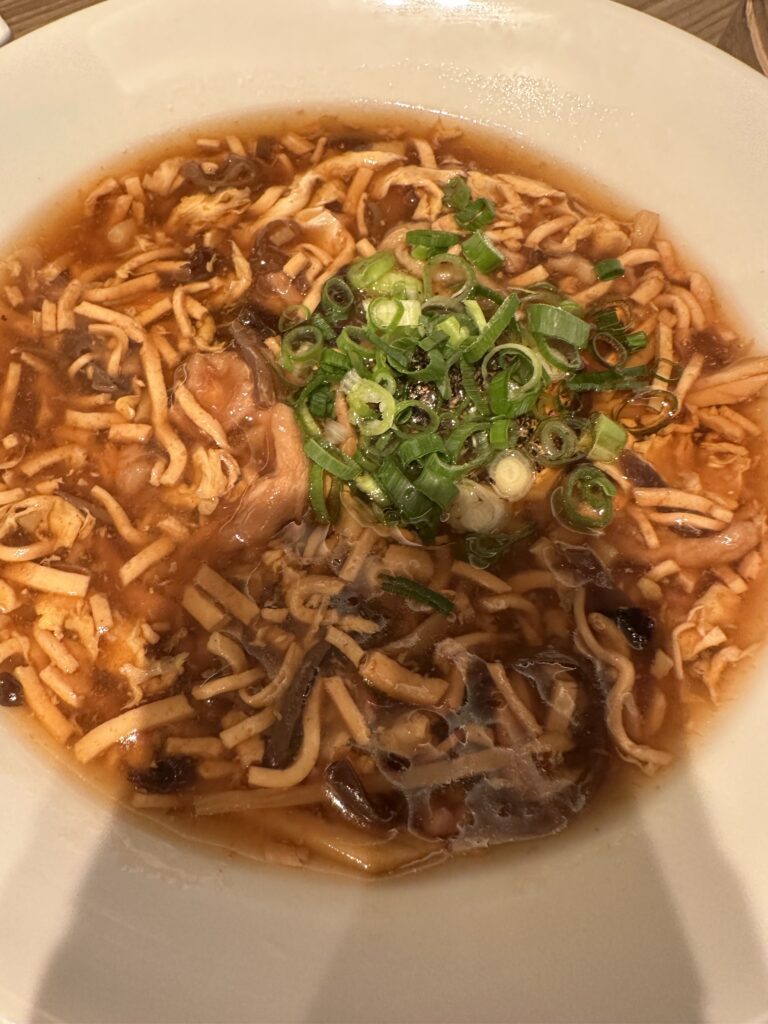 「サンラータン麺」は濃厚な味わいながらも、さわやかな酸味がきいているスープ、どれも絶品でみんなそれぞれ完食しました！！